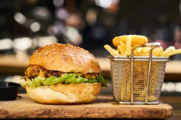Burger phô mai và khoai tây chiên
