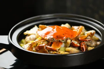 Cua hấp trong nồi đen