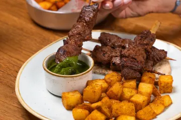Thịt xiên nướng kèm khoai tây