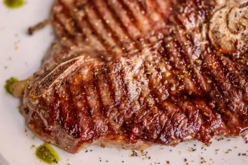 T-bone kèm chanh và sốt xanh