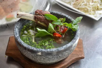 Phở sườn bò bát đá