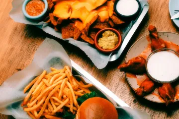 Nachos, burger và cánh gà