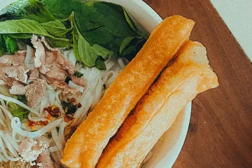 Bún nước rau và quẩy giòn