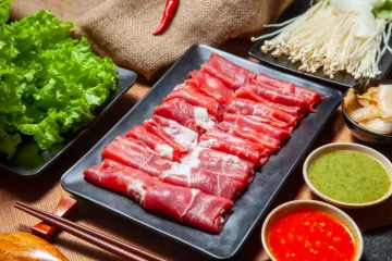 Bò thái lát, rau và nấm nhúng lẩu