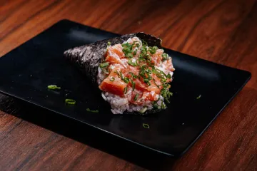 Temaki cá hồi cuộn tay