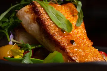 Phi lê cá áp chảo rau xanh