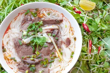 Phở bò với rau thơm
