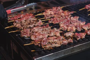 Thịt xiên nướng trên vỉ