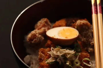 Cơm gà karaage trứng