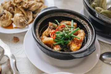 Gà kho niêu ớt