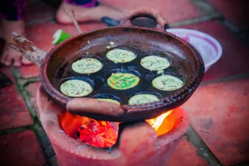 Bánh nướng khuôn đất trên than