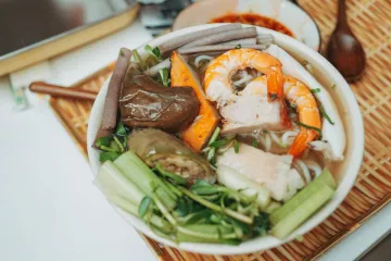 Bún hải sản tôm rau củ