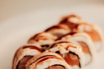 Sushi cuộn cá hồi rưới sốt