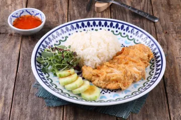 Cơm gà rán và rau