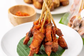 Thịt heo xiên nướng trên lá chuối