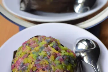 Xôi nhiều màu trên lá chuối