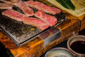 Bò thái lát nướng đá nóng