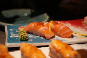 Nigiri cá hồi đĩa gốm