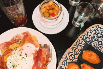 Tapas giăm bông, ô liu và croquette