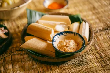 Cơm lam rắc lạc