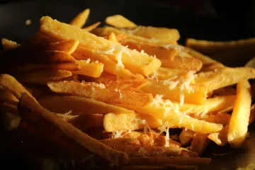 Khoai tây chiên rắc phô mai