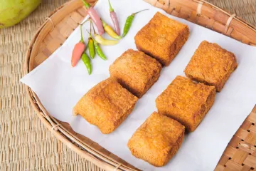 Đậu phụ chiên trên rổ tre