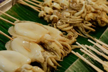 Mực xiên nướng trên lá chuối