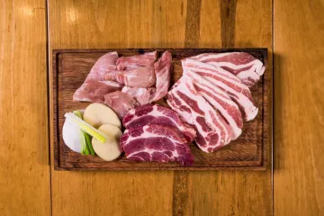 Thịt heo và bò thái sẵn để nướng