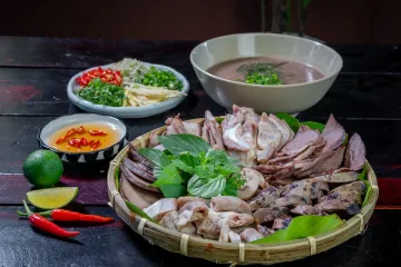 Mâm món Việt thịt và rau thơm
