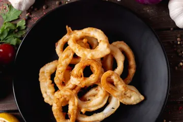 Mực vòng chiên trên đĩa đen