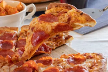 Pizza pepperoni và đồ uống