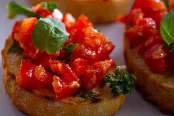Bruschetta cà chua húng quế