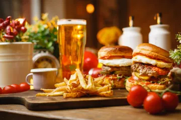 Burger, khoai chiên và bia thủ công