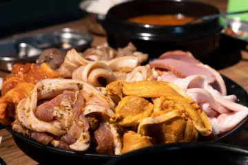 Đĩa thịt tẩm ướp thái lát