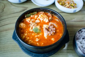Canh đậu phụ cay nồi đá