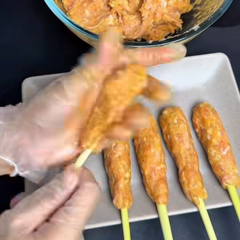 Quấn nem vào que sả