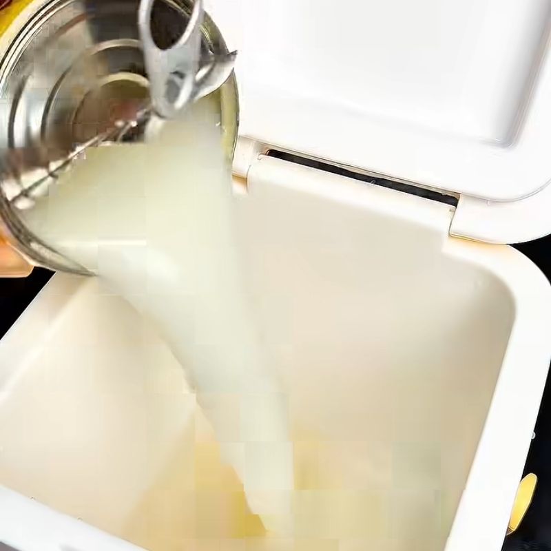 Thêm sữa tươi và nước ấm