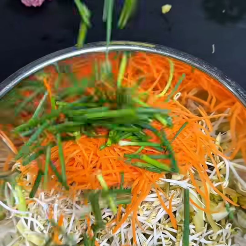 Thêm cà rốt và hẹ