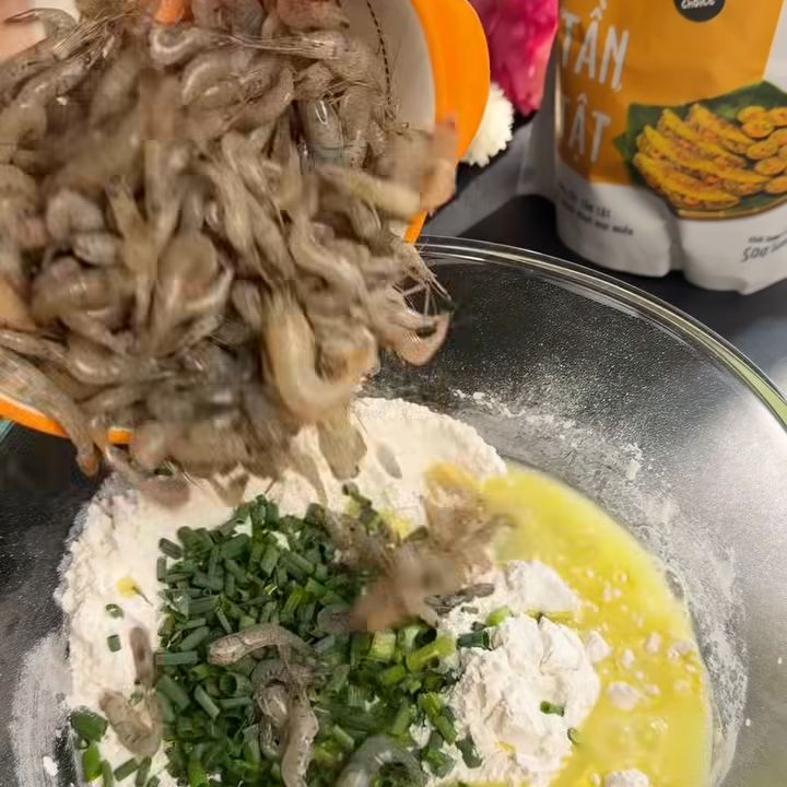 Thêm tép và hành lá
