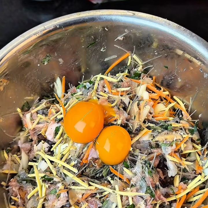 Thêm trứng và gia vị