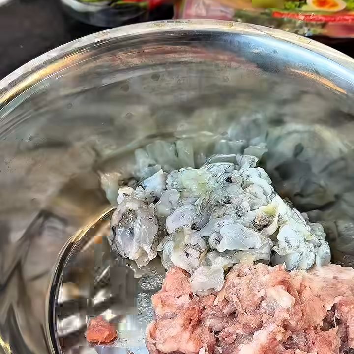 Chuẩn bị thịt, tôm