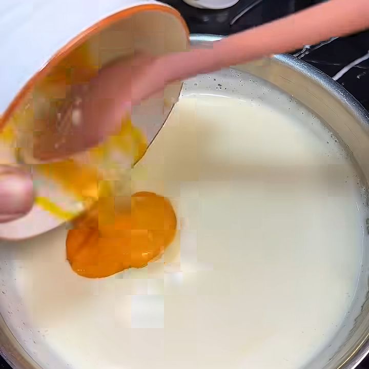 Thêm hỗn hợp và lòng đỏ