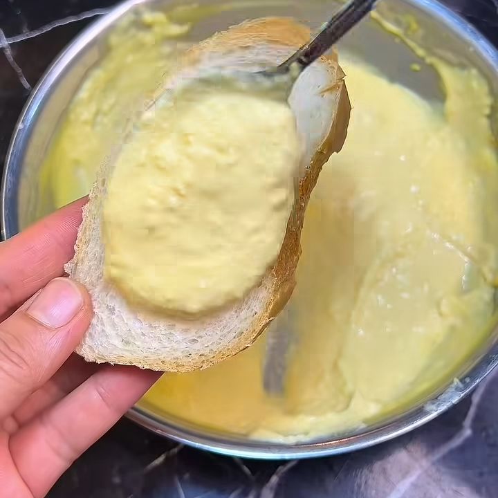 Phết sốt lên bánh