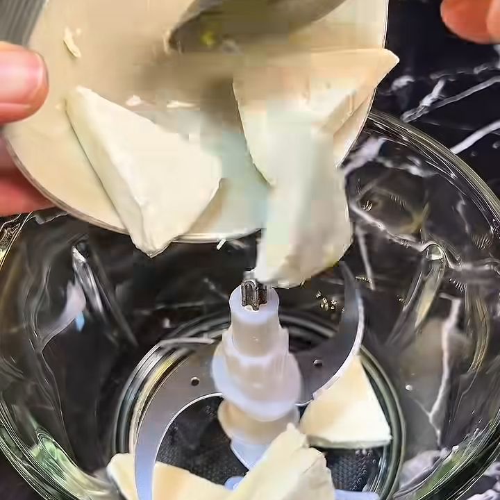 Cho phô mai vào máy xay