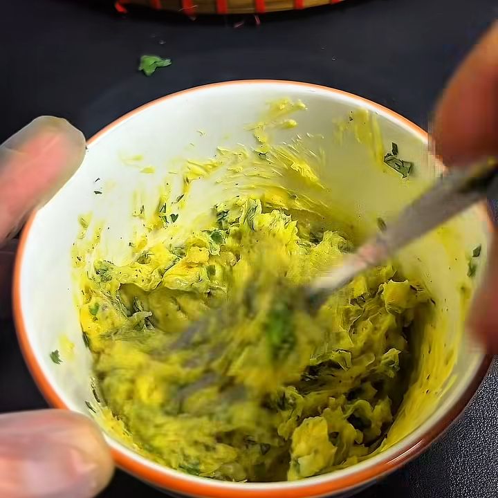 Trộn sốt bơ tỏi