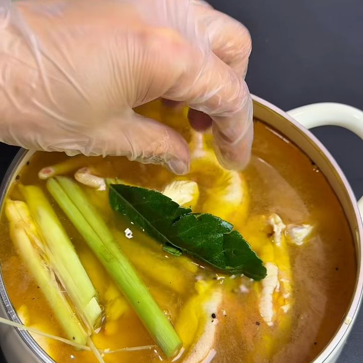Thêm sả, lá chanh