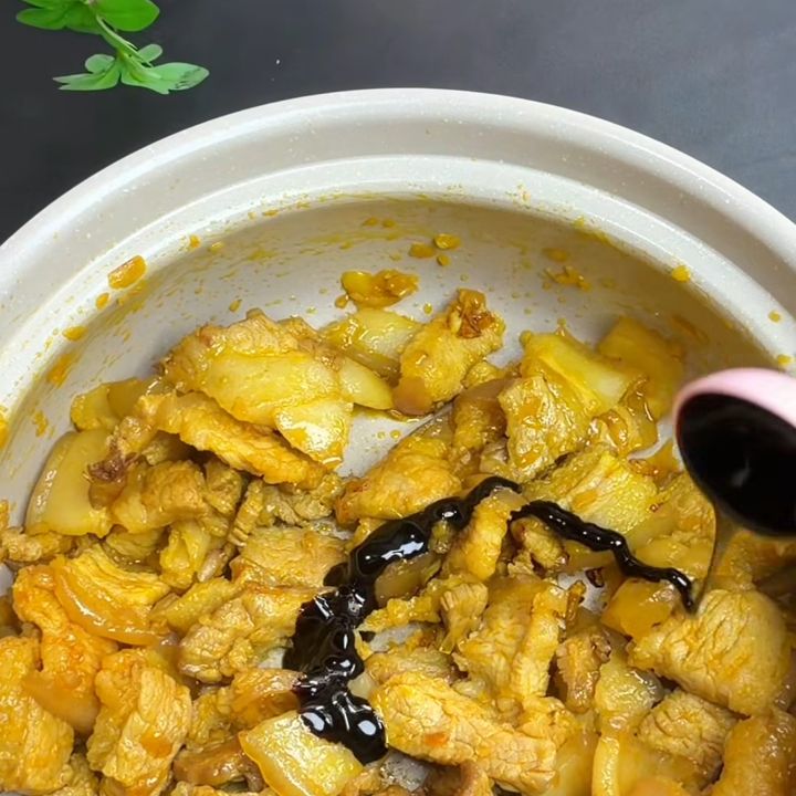 Xào săn thịt