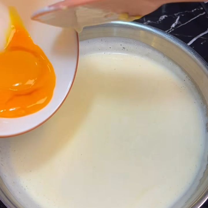 Thêm lòng đỏ