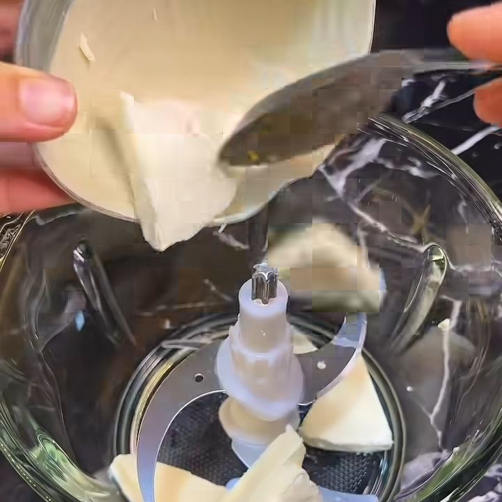 Cho phô mai vào máy xay