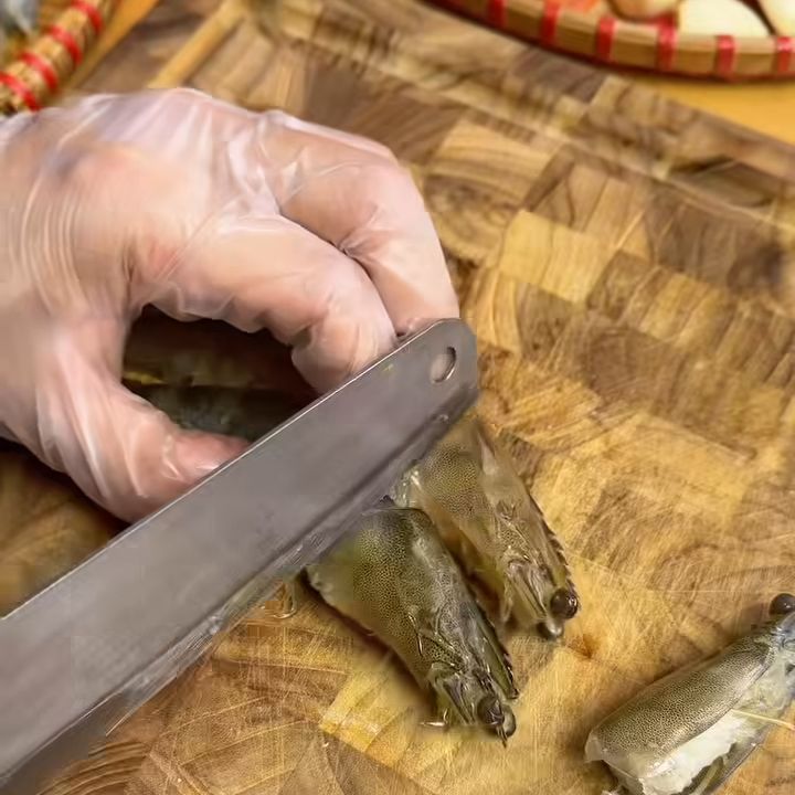 Cắt đầu tôm